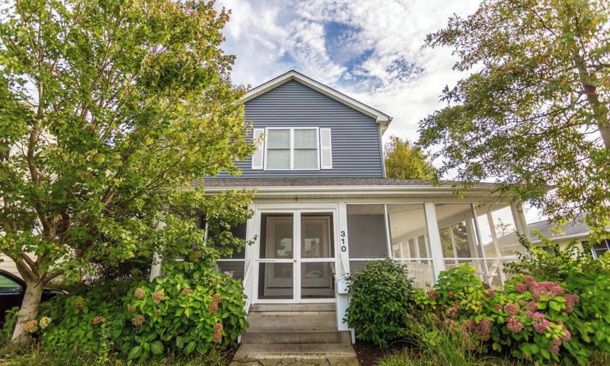 Country Club Estates House | Spacious Modern Home with Hot Tub, Outdoor Dining & SONOS Sound System