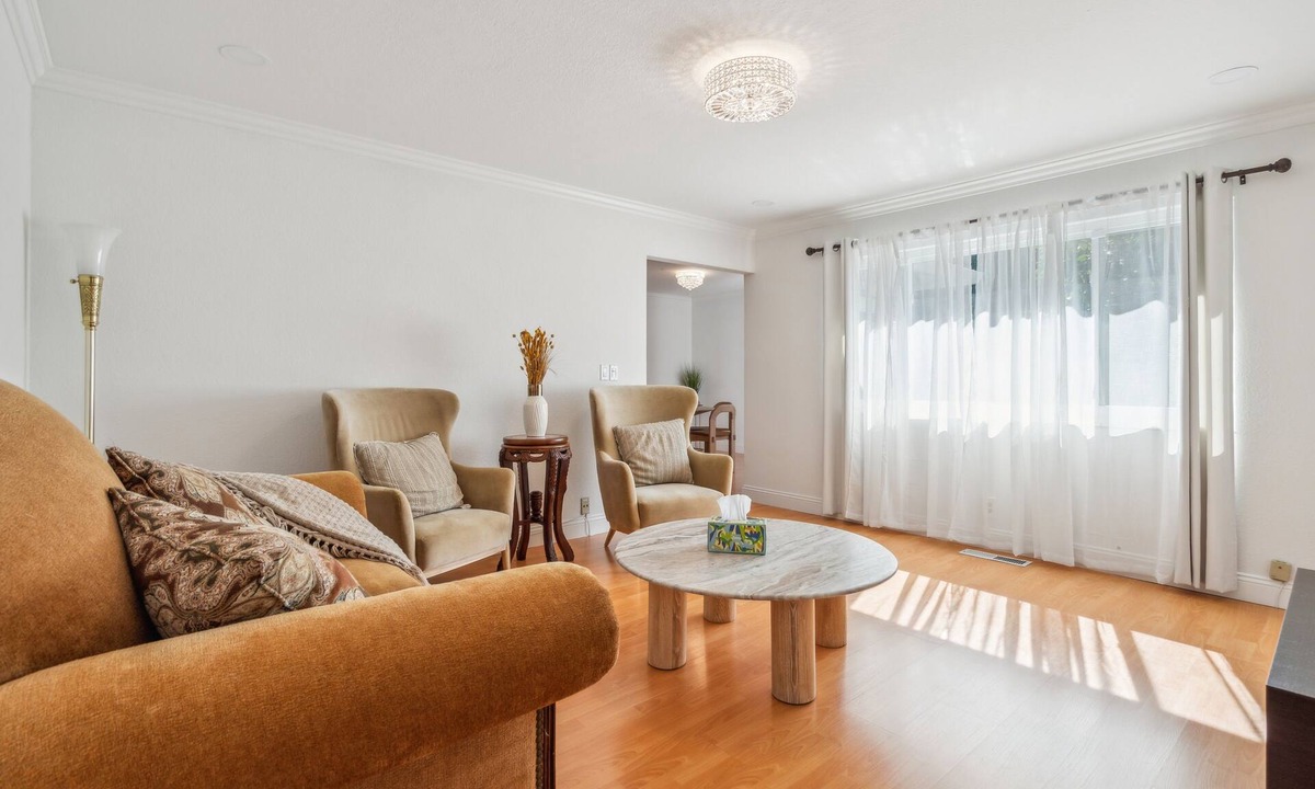 Mountain View House | Spacious Mountain View Duplex in Prime Location