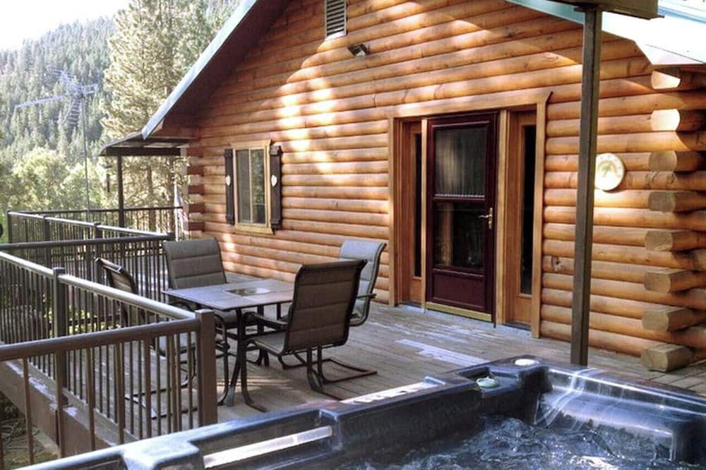 Naches Cabin | Spacious Mountain Cabin with a Hot Tub near Mount Rainier National Park, Washington