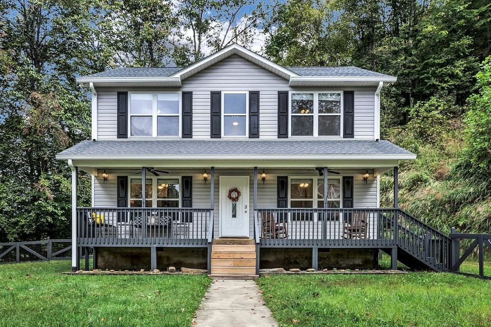 Barnardsville House | Spacious Mountain Retreat with Bonus Game Room Near Asheville, Barnardsville, NC