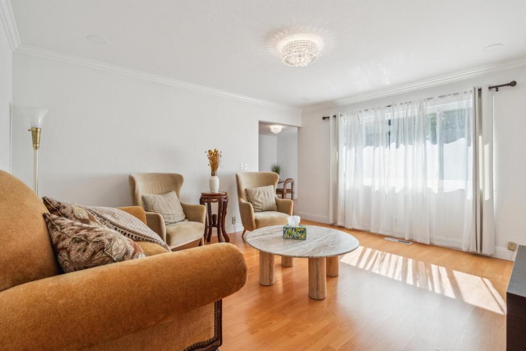 Mountain View Apartment | Spacious Mountain View Duplex in Prime Location