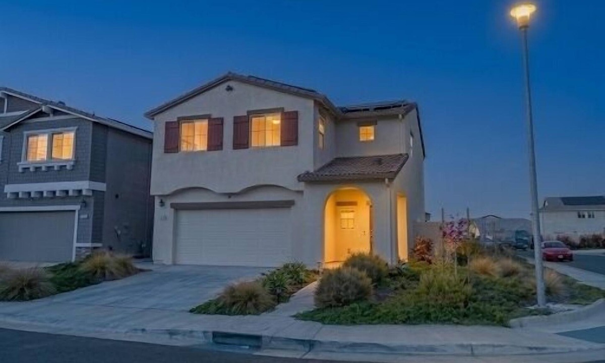 Elk Grove House | Spacious New 4-bedroom Family Friendly House in Elk Grove with WiFi and Parking
