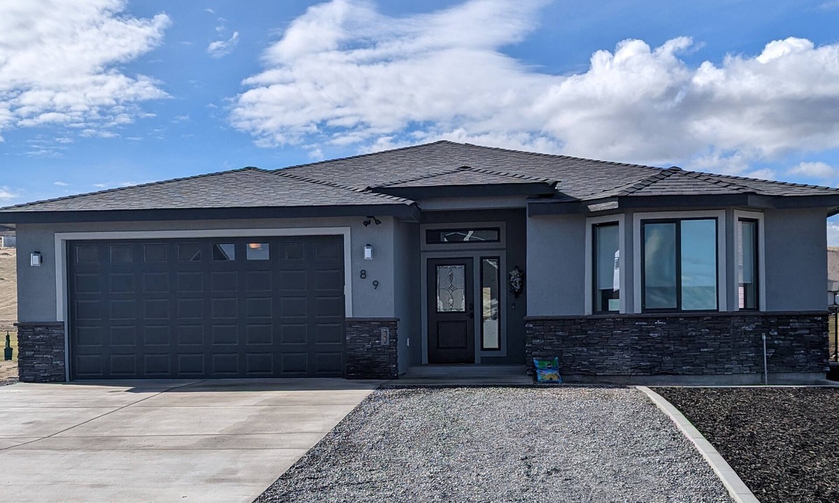 Moses Lake House | Spacious New Custom Home near Potholes Reservoir