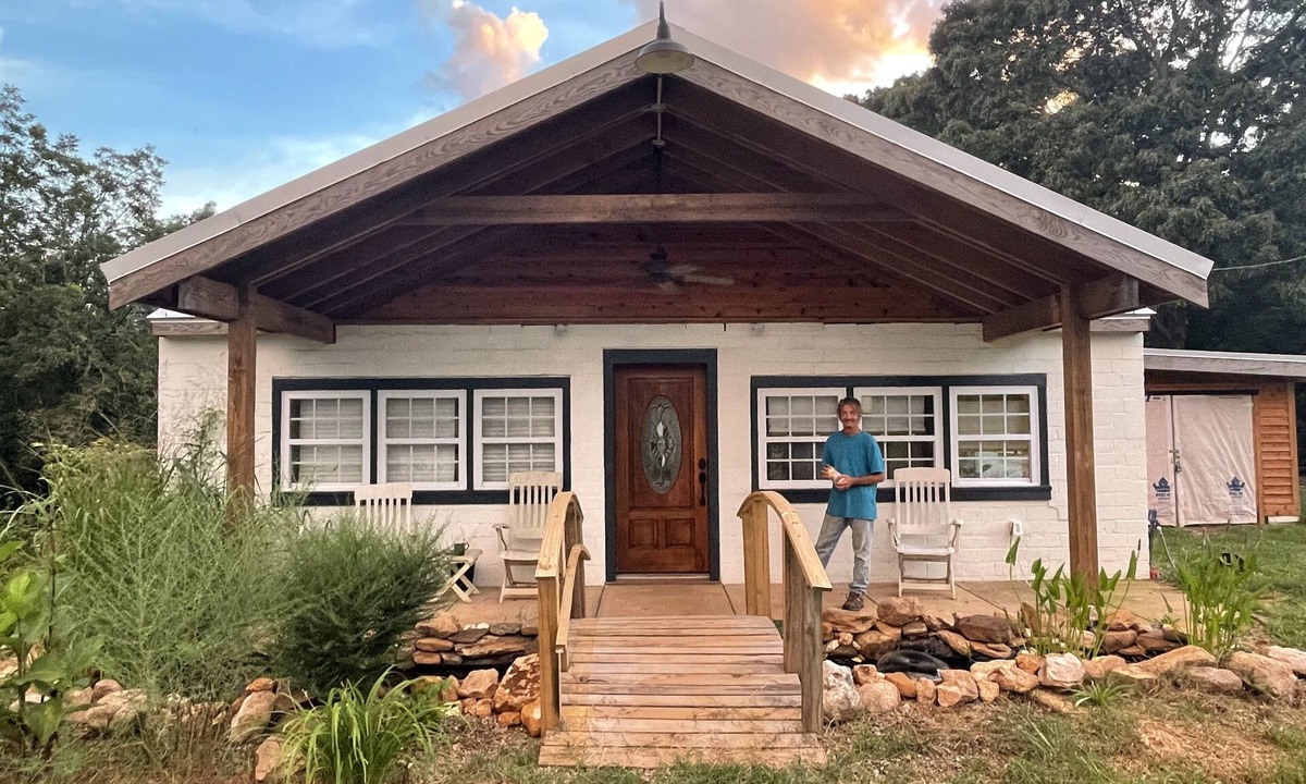 Athens House | Spacious, newly remodeled home with a large porch and 8 min from downtown Athens