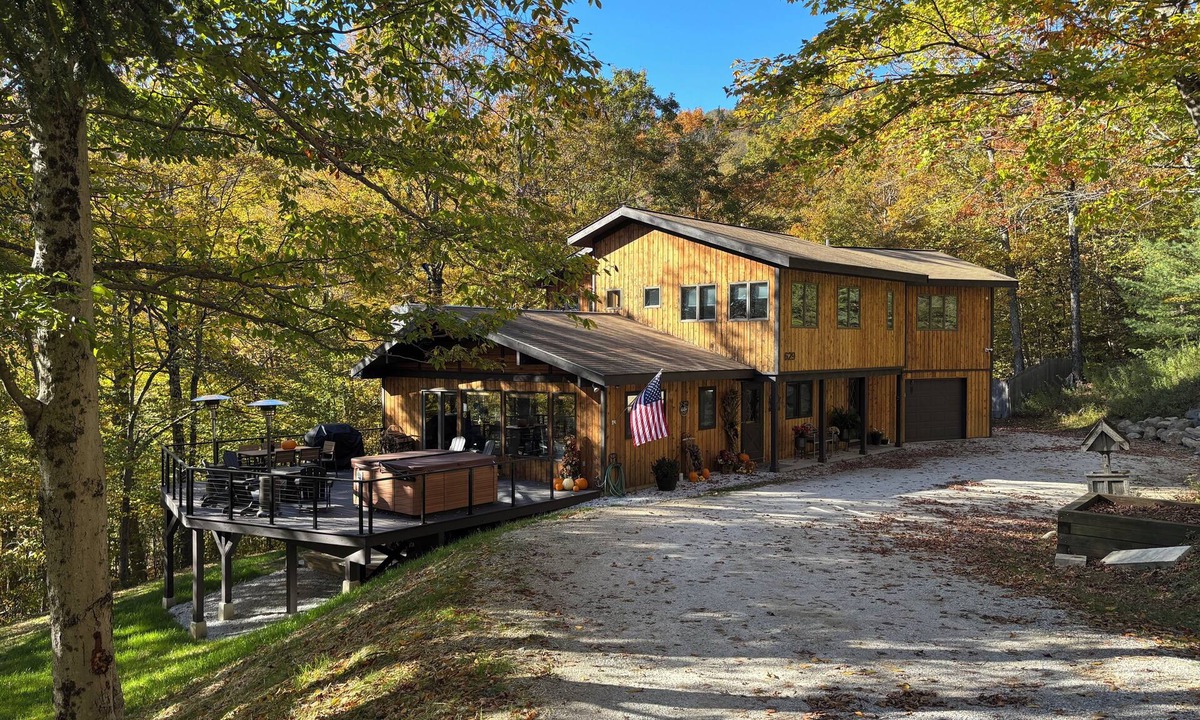 Killington House | Spacious Newly renovated house with Hot tub, Game Room, Fitness room and more!
