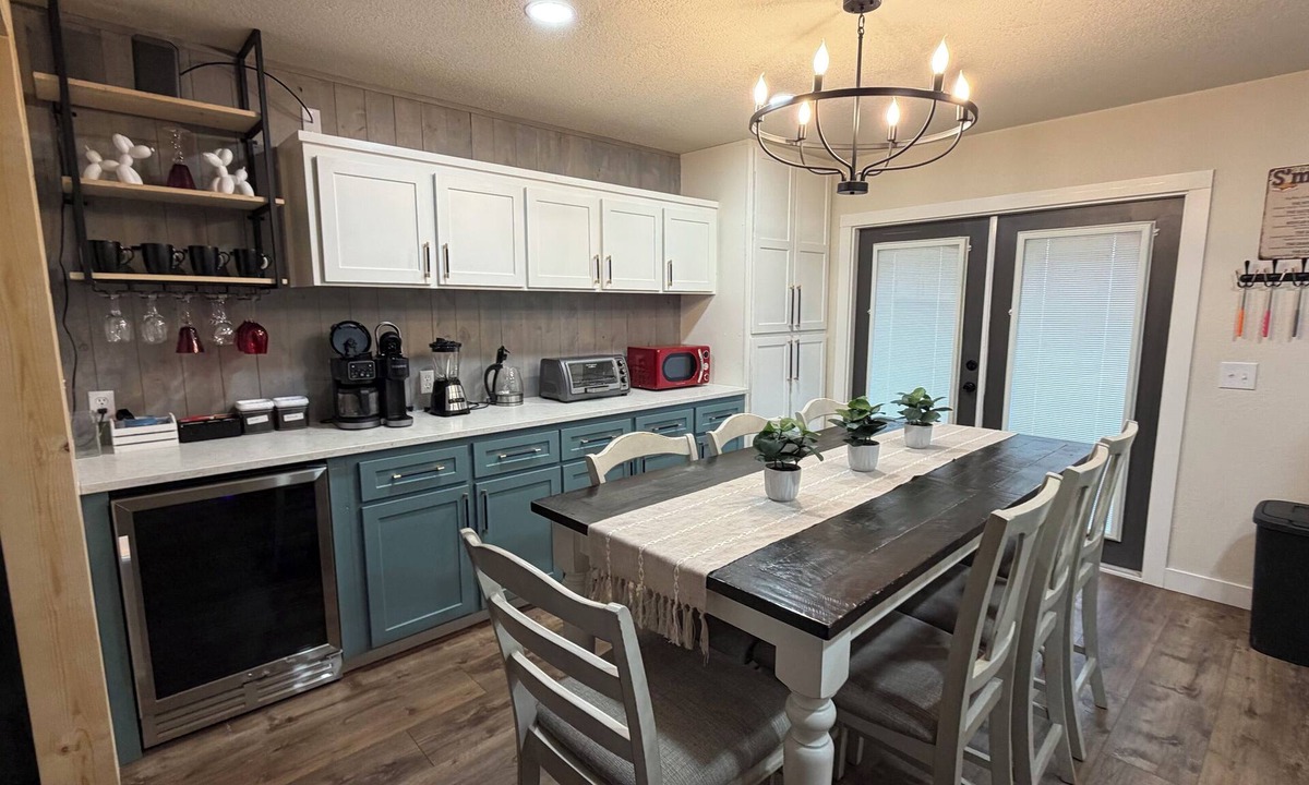 Prairie Creek House | Spacious newly renovated family-sized home .5 mi Prairie Creek Marina, Rogers