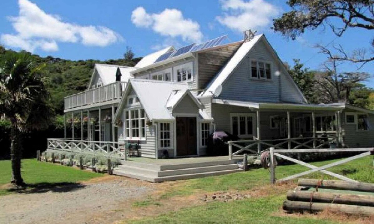Tryphena Cabin | Spacious Lodge Rental in Tryphena, Great Barrier Island, New Zealand