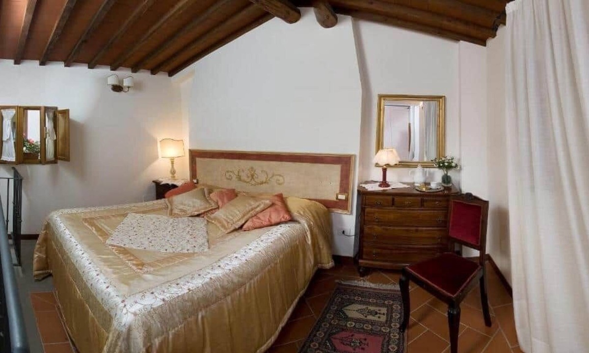 Prato House | Spacious one-bedroom apartment with loft in historic center (4)