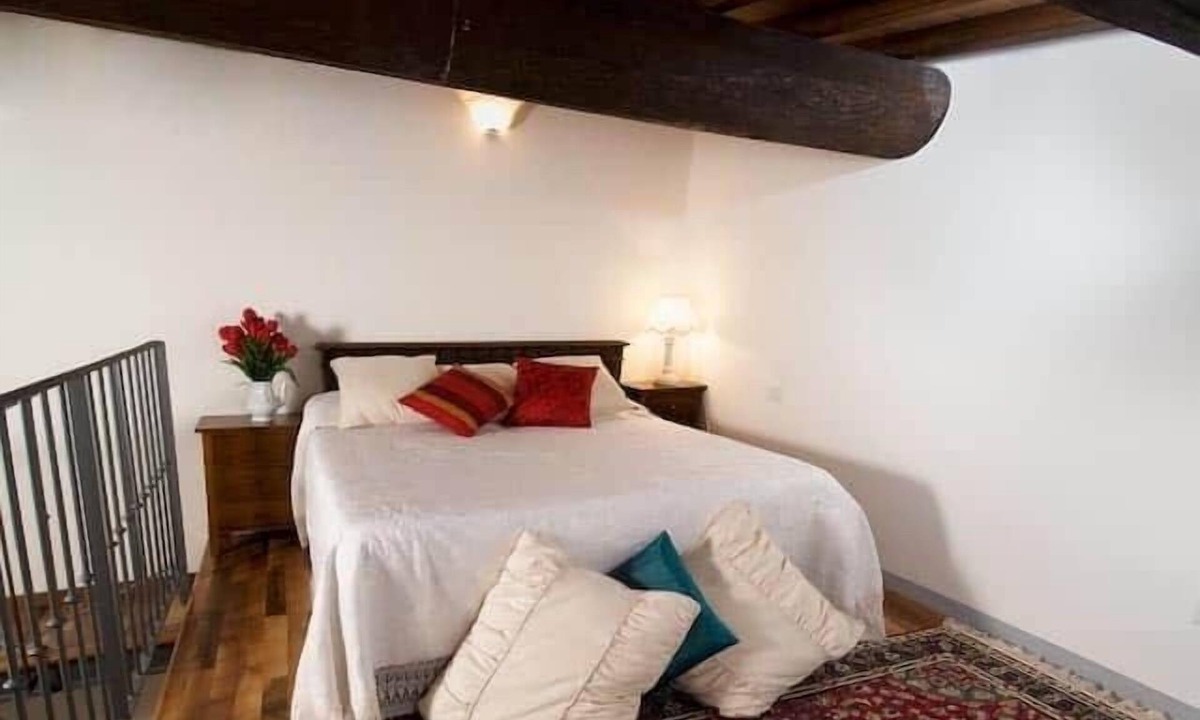 Prato House | Spacious one-bedroom apartment with loft in historic center (5)
