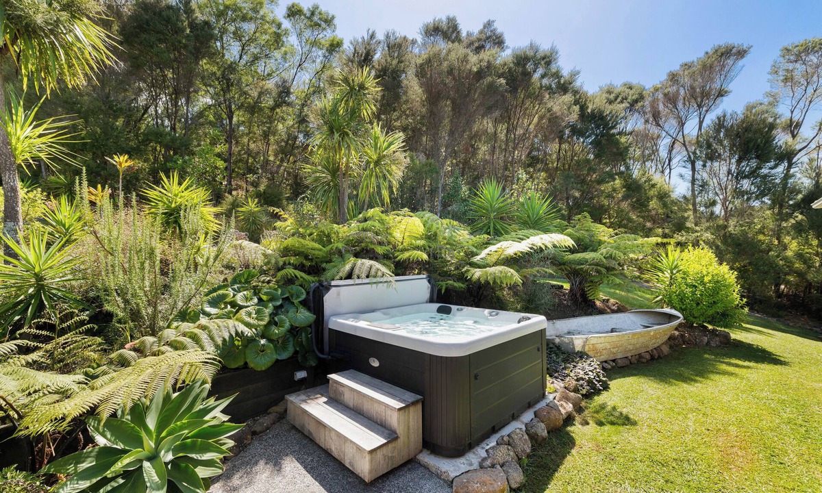Haruru House | Spacious Paihia Dark Sky Retreat with Spa Pool and Fireplace