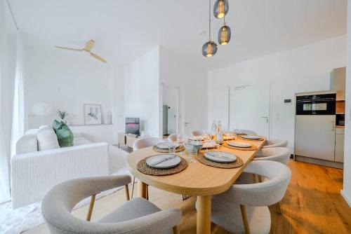 Gesundbrunnen Apartment | Spacious Parkside Residence - Modern 2BR by OYA