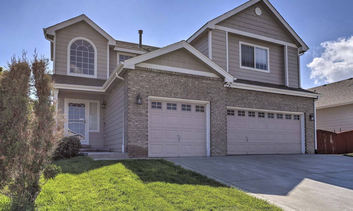 Thornton House | Spacious Parkview Home 12mi to Denver, Game room