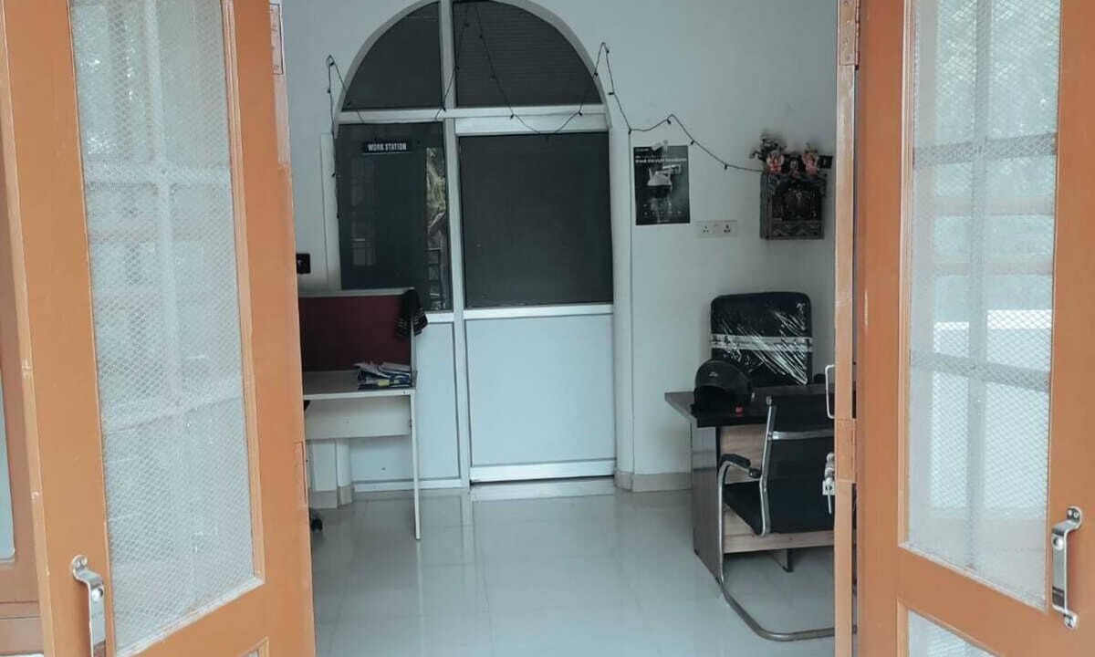 Gomti Nagar Apartment | Spacious Peaceful Apartment for Two Families in Lucknow