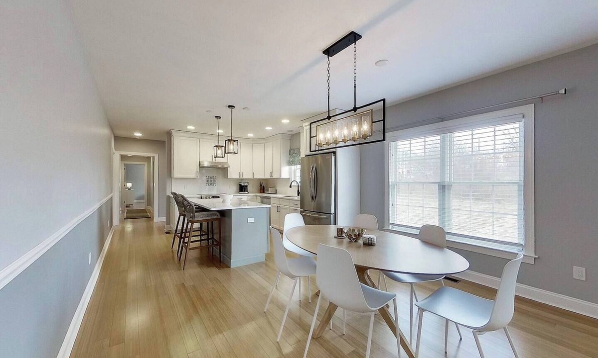 Newport East House | Spacious & Peaceful Retreat in Middletown