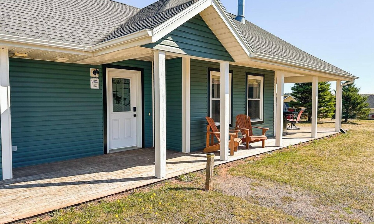 Stanley Bridge Villa | Spacious PEI Villa with Full Kitchen and Resort Style Amenities