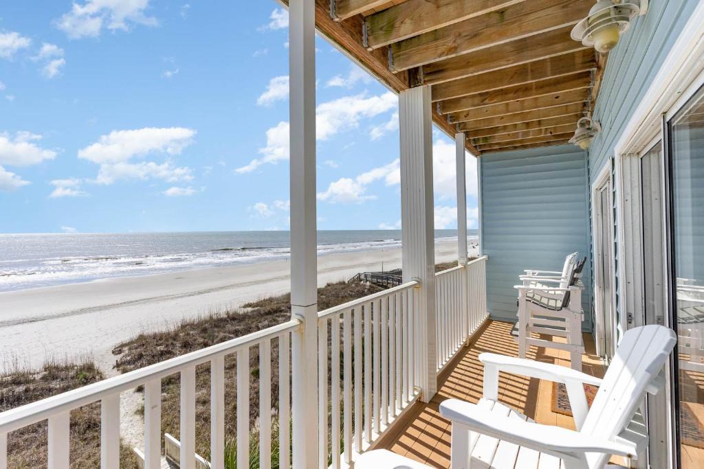 Ocean Drive House | Spacious Penthouse Ocean Front 7 BR Condo - Ambassador Villas Unit 401