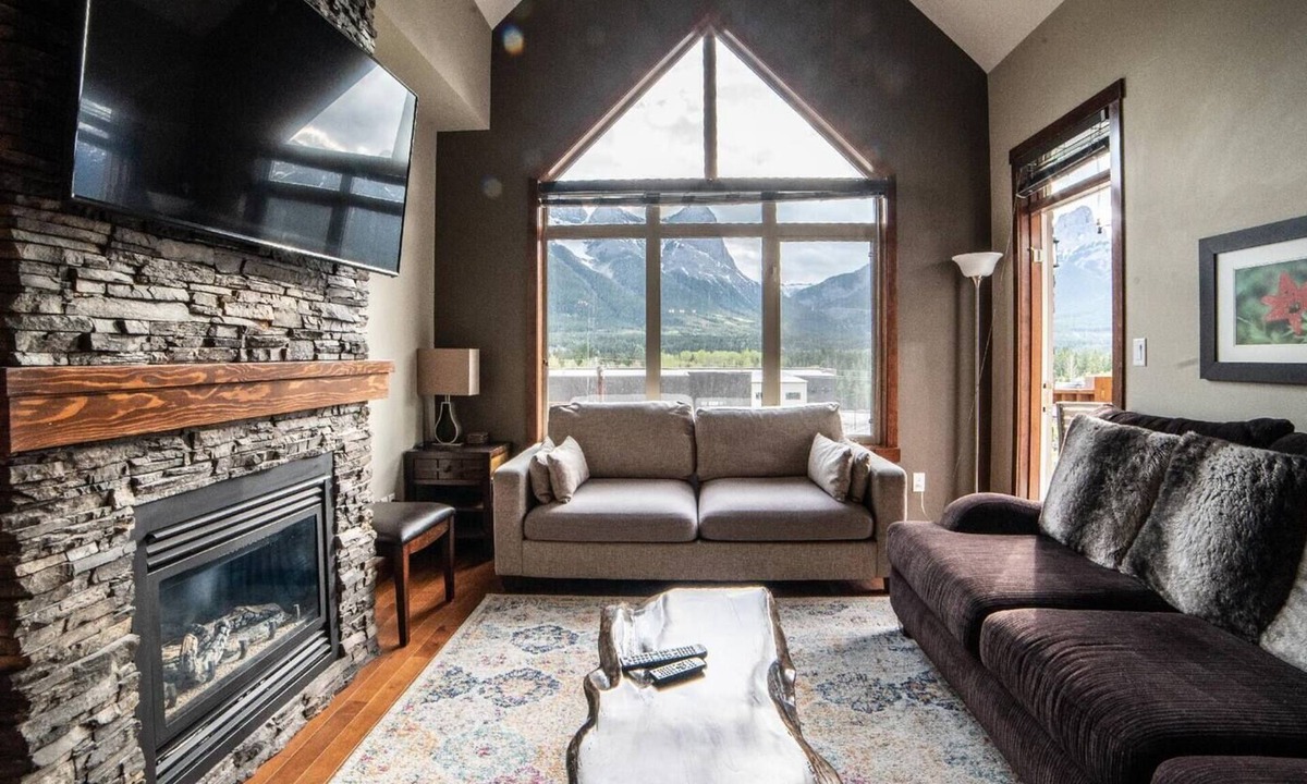 Canmore Condo | Spacious Penthouse Suite-King Beds-Pool & Hot Tub Open