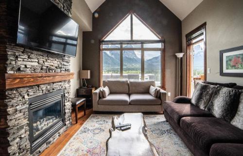 Canmore House | Spacious Penthouse Suite-King Beds-Pool & Hot Tub