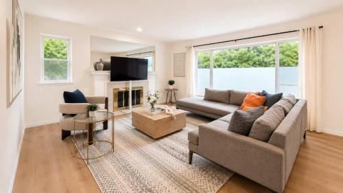 Shoreline House | Spacious Pet Friendly Shoreline Home EV charger