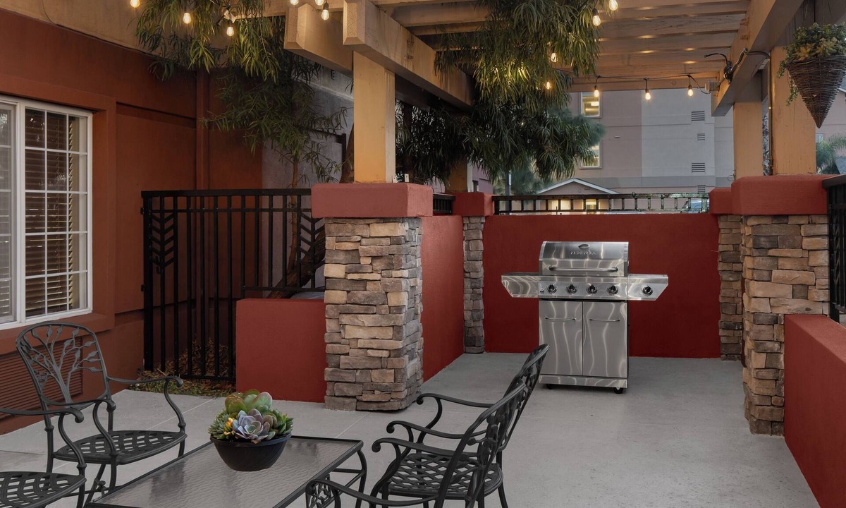 Renton Hotel | Spacious Pet-Friendly Suite w/Free Parking and Airport Shuttle near Pike Place