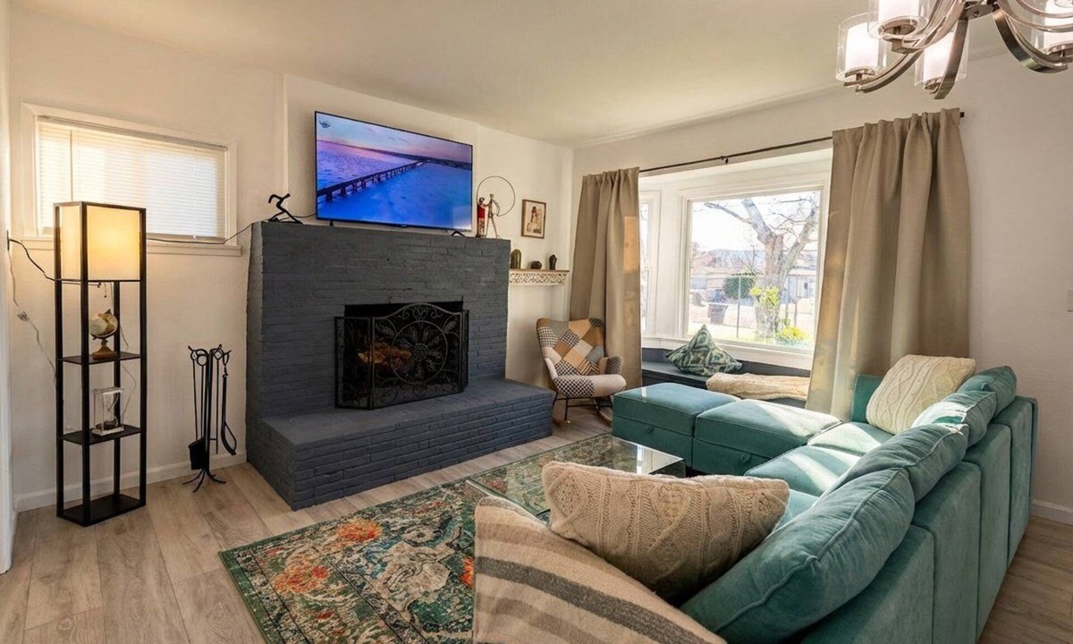 Lancaster House | Spacious Pet-Friendly Home in Lancaster, Private Yard, Parking & Fast WiFi