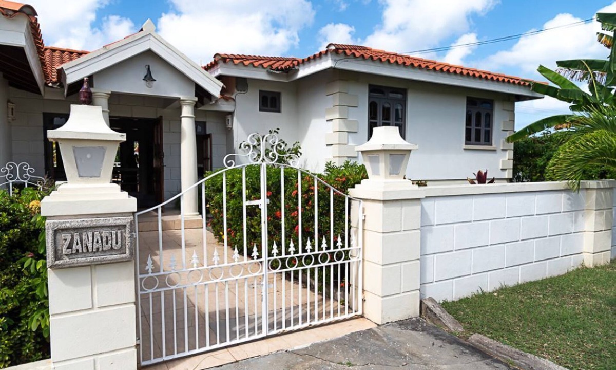 Douglas House | Spacious Platinum Coast ranch villa with pool & AC close to the beach