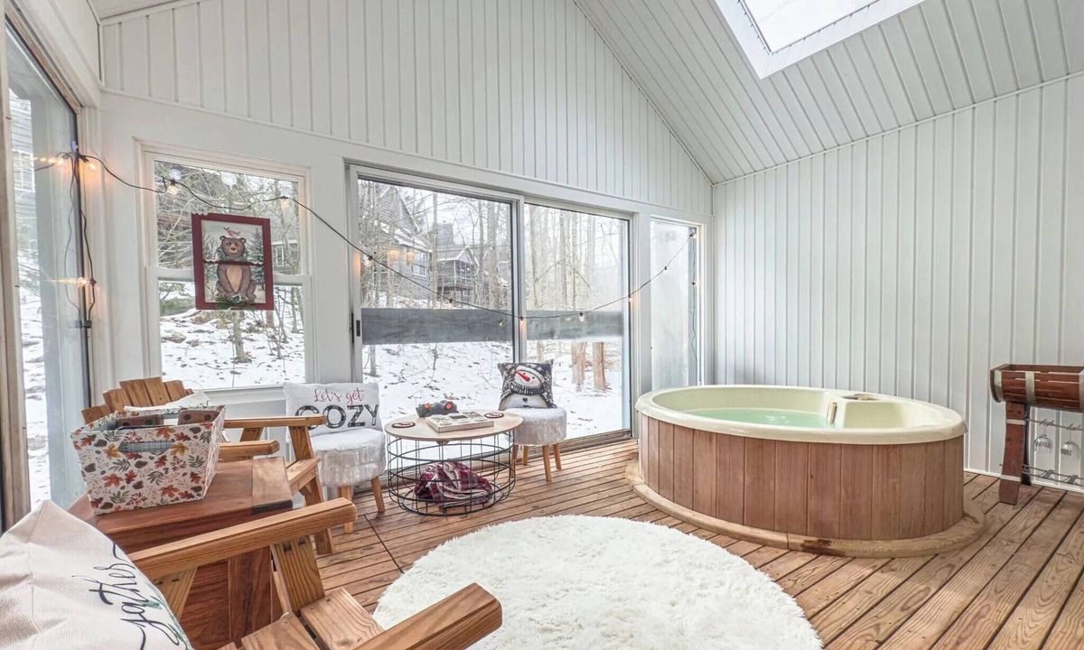White Haven House | Spacious Poconos Home on Golf Course With Lake/Beach Access, Hot Tub, Grill