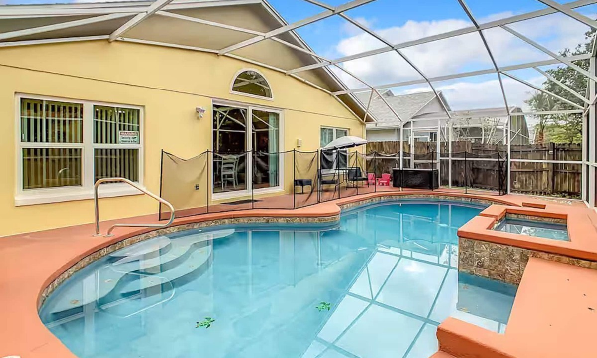 Lindfields House | Spacious Pool Home Near Disney | Sleeps 11