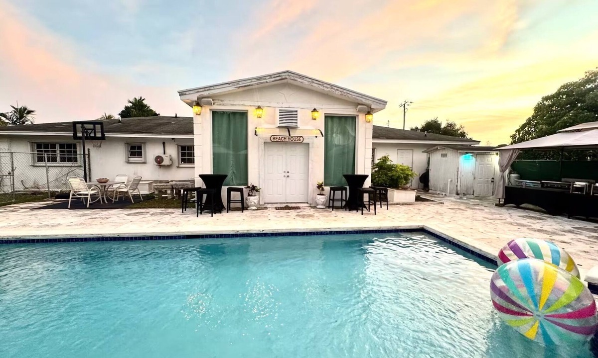 Nassau Apartment | Spacious Poolside Getaway 10min Walk to the Beach