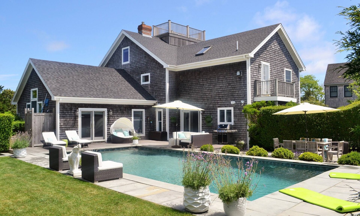 West of Town House | Spacious Post And Beam Home With Pool