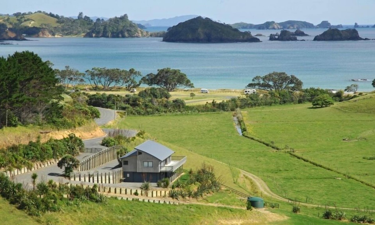Whananaki North House | Spacious private modern house, seaviews, decks
