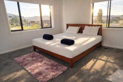 Werribee House | Spacious Private 4BR Upper Floor Sleeps 8 Spa Free parking
