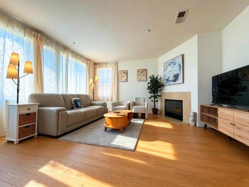 Fontana House | Spacious Private Bedrooms With Full Amenities Near Grocery Stores & Main Highway Routes