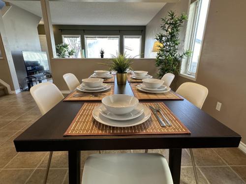 West Edmonton House | Spacious & Private Retreat near West Edmonton Mall