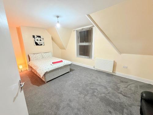 Nottingham House | Spacious Private Room Walk to Station & Football Stadium Self Check-in, Quiet Area