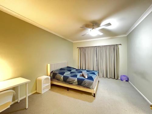 Rydalmere House | Spacious Queen Room in Two Story House - R3