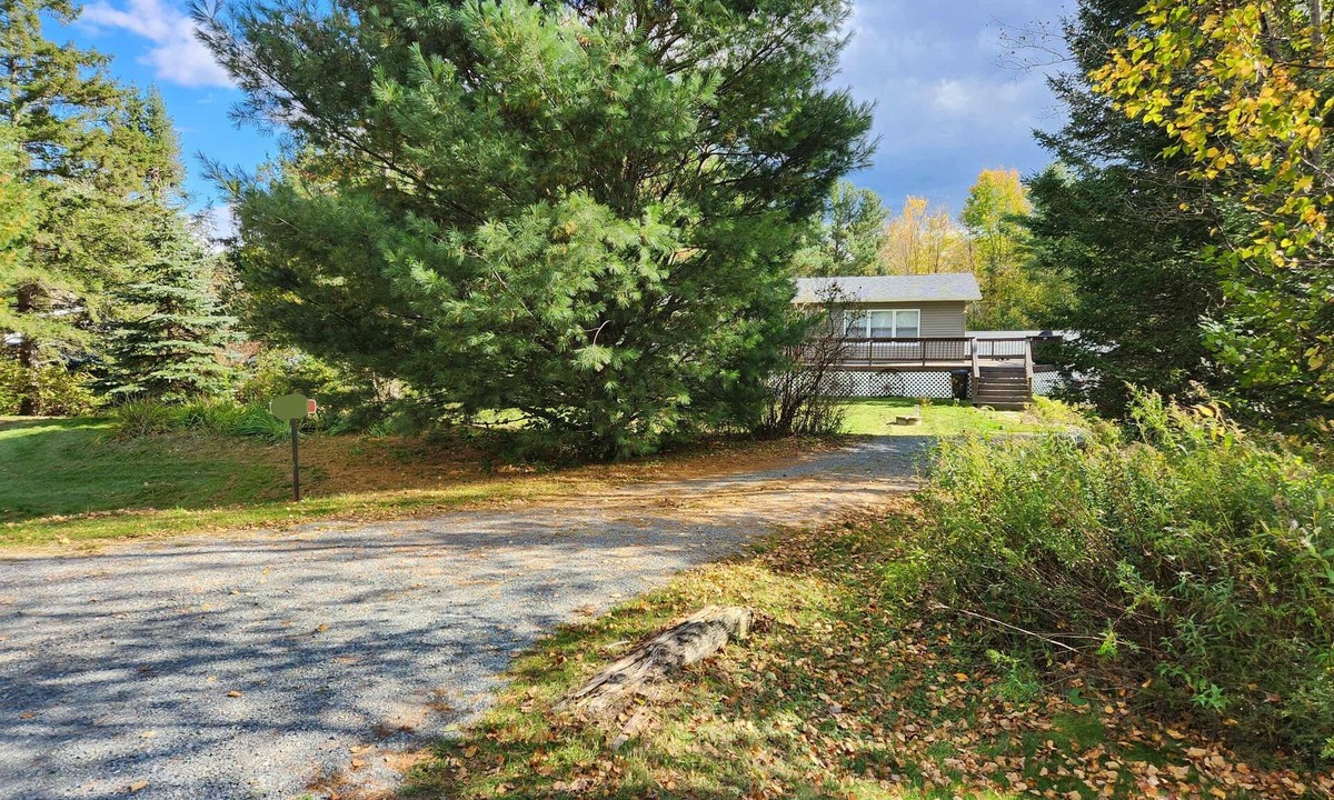 Merrill House | Spacious & Quiet 3-bedroom/2 bath country home in Merrill WI