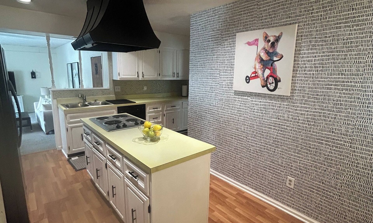 Bedford Heights House | Spacious & quiet near hospitals, shopping, CVNP, and casinos with game room