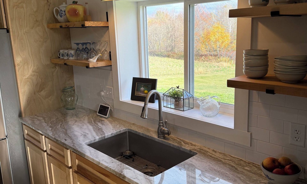 De Peyster House | Spacious Remodeled Country Farmhouse
