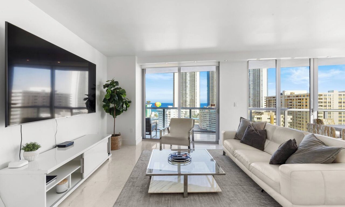 Hallandale Beach Condo | Spacious Resort Condo: Modern Comforts & Miami Vibes - 25 min to MAJOR INTERNATIONAL SPORTING EVENT!
