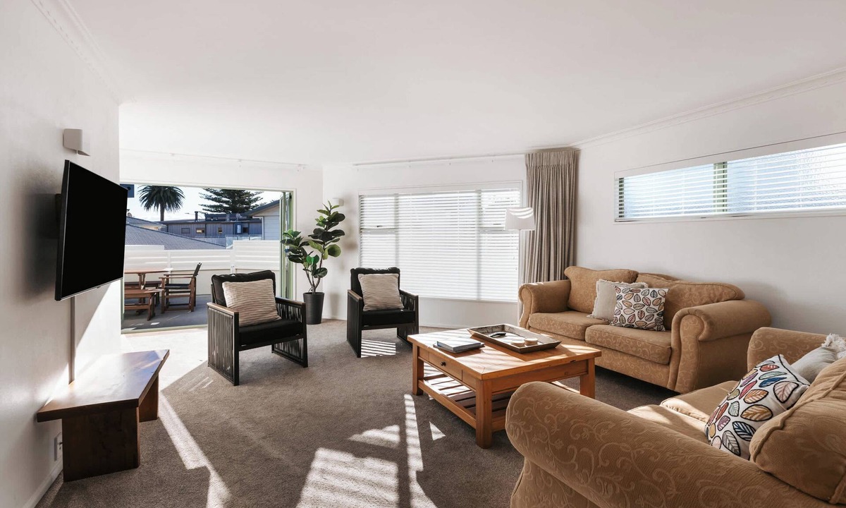 Mount Maunganui House | Spacious Retreat Steps to Beach, Shops & Hot Pools