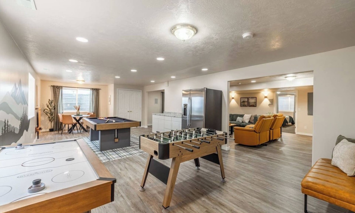 Draper House | Spacious Retreat - Game Room, Theatre, Sauna, BBQ