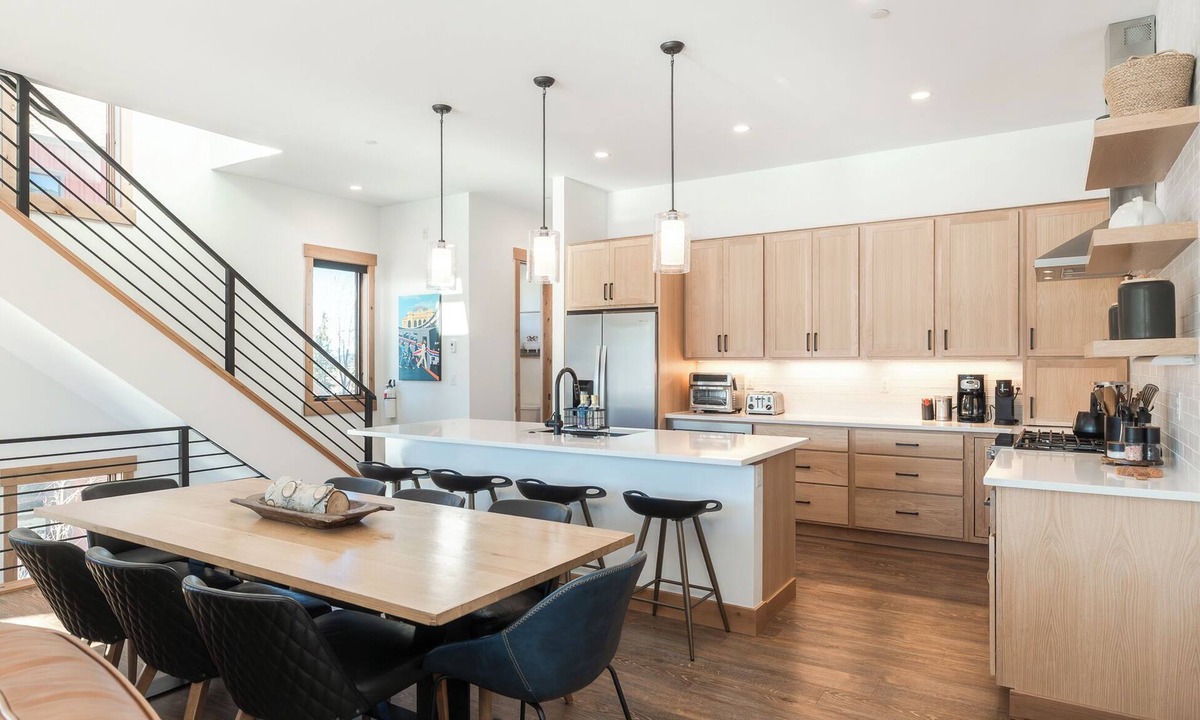Fraser House | Spacious Retreat II Fireplace, Hot Tub, Free Bus, 2 Master Bedrooms