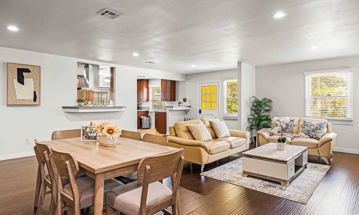 East Pasadena House | Spacious Retreat w Large Kitchen & Outdoor Patio
