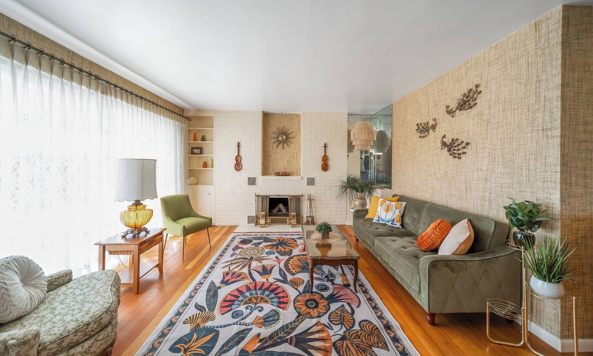 Price House | Spacious, Retro Charm, Mid-Century, Fenced Yard, BBQ, Family Friendly, Central!