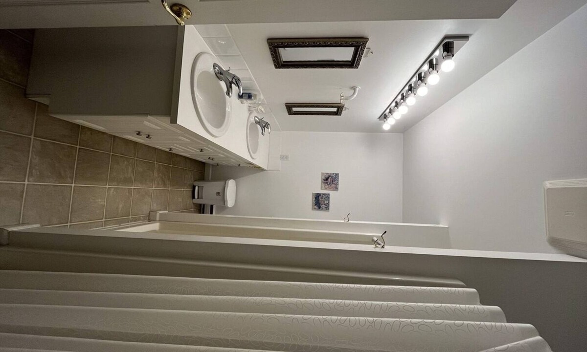 Willoughby House | Spacious room and kitchenette