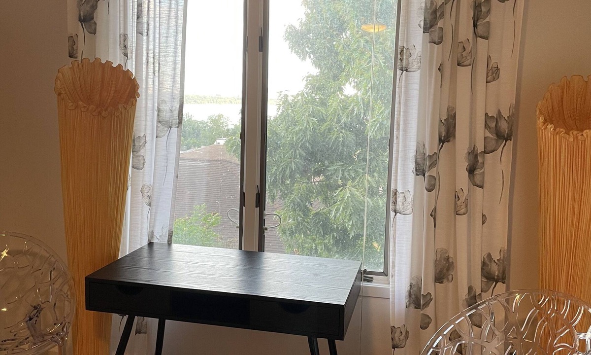 Edgewater House | Spacious room for rent w/pvt . bathroom and amazing NYC views in Edgewater NJ.
