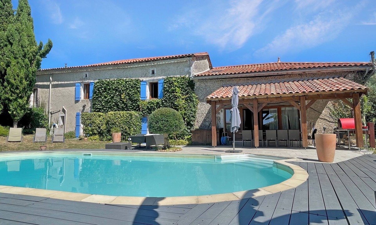 Nonac House | Spacious rural get-away with pool & yoga studio. Perfect for family groups