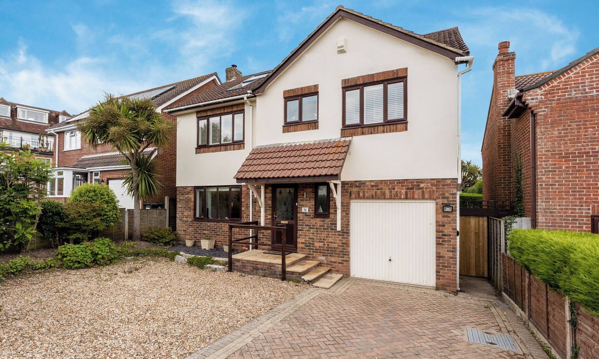 Bournemouth House | Spacious Seaside Home in Peaceful Coastal Setting - 5 Minutes Walk to the Beach