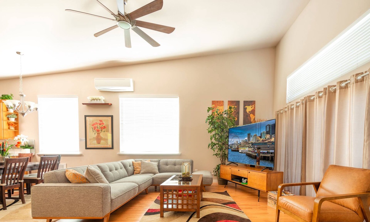 Brighton House | Spacious Seattle Duplex Home for Families and Pets!